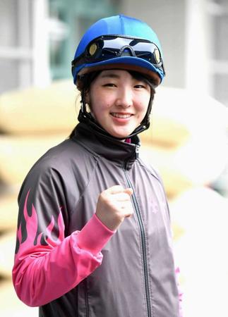 　ポースをとる永島まなみ