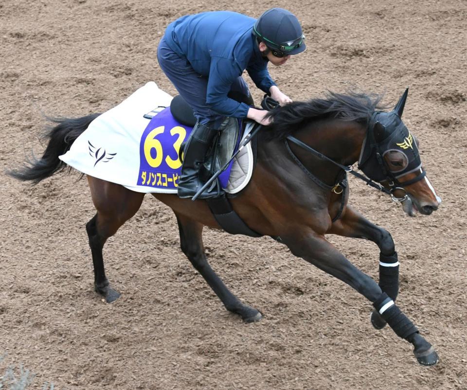 　栗東坂路で追い切るダノンスコーピオン＝栗東トレセン（撮影・北村雅宏）