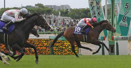 大外からマテンロウオリオンの猛追をかわしＮＨＫマイルＣを制したダノンスコーピオン（奥）＝撮影・三好信也