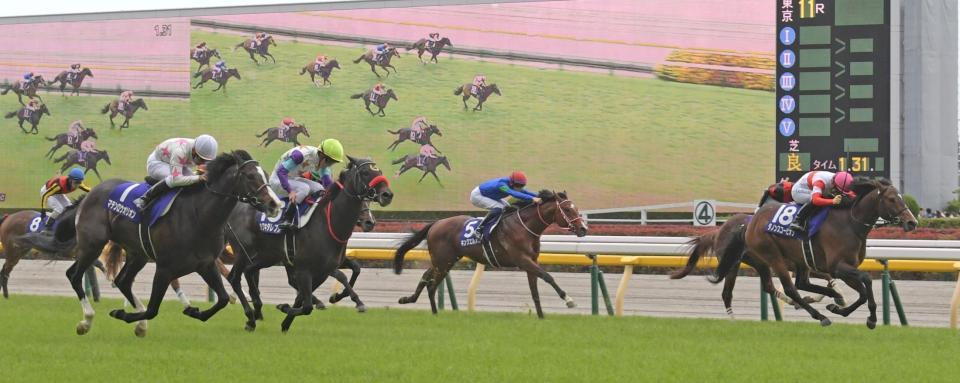 大外からマテンロウオリオン（左）の猛追をかわしＮＨＫマイルＣを制したダノンスコーピオン（右）＝撮影・三好信也