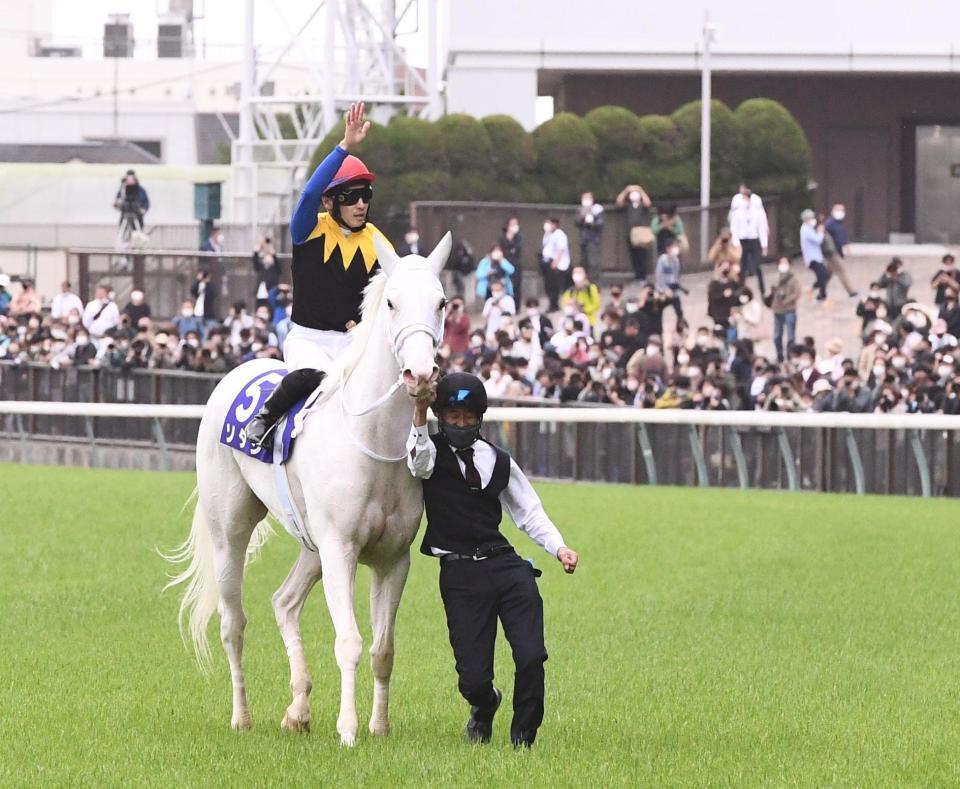 　ヴィクトリアマイルを制しファンの声援に応えるソダシと吉田隼（撮影・園田高夫）