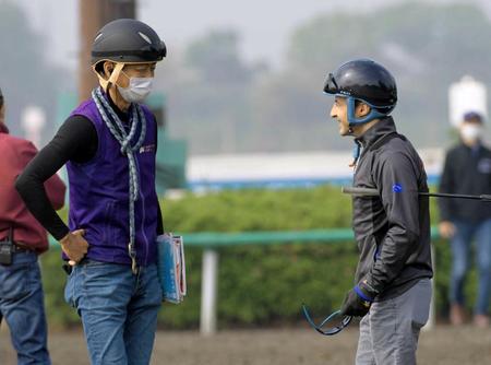 　追い切りを終え笑顔で話す高柳瑞師（左）とルメール