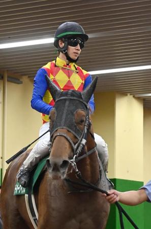 　平安Ｓを制したテーオーケインズと松山