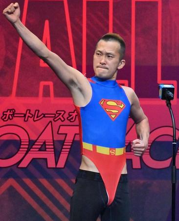 　スーパーマンに仮装してオープニングセレモニーに登場した西山貴浩