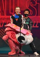 　オープニングセレモニーで着ぐるみから登場した西山貴浩（左）