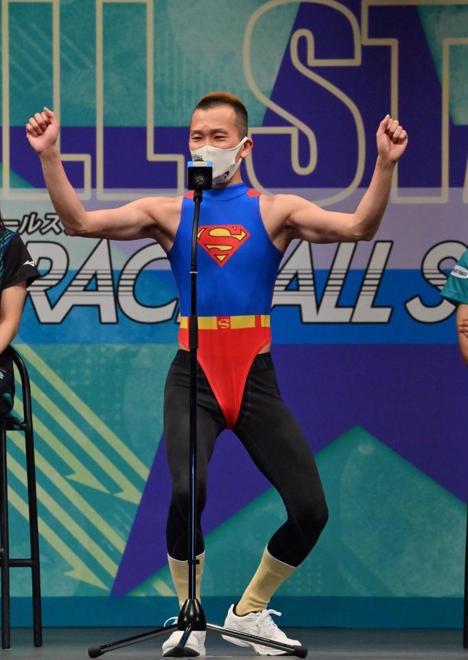 　スーパーマンに仮装して抱負を話す西山貴浩