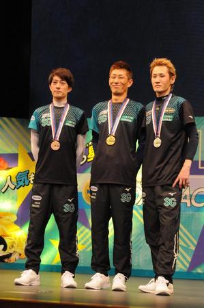 　メダルを授与された３人（左から３着の篠崎元志、優勝の原田幸哉、２着の白井英治）