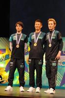 　メダルを授与された３人（左から３着の篠崎元志、優勝の原田幸哉、２着の白井英治）