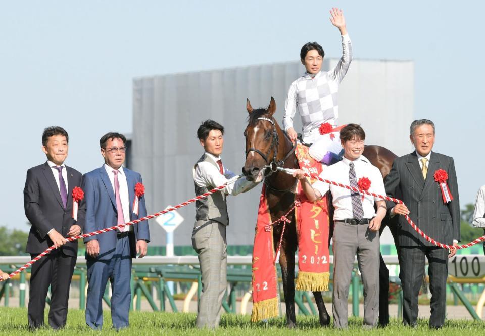 日本ダービーを制したドウデュースと武豊（撮影・三好信也）