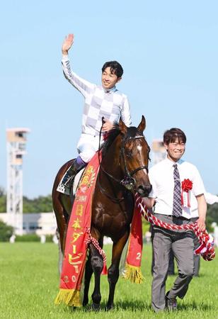 　ファンの拍手に手を振って応える武豊