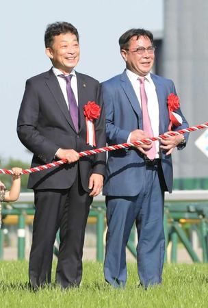 　会心の勝利に笑顔の友道師（左）と松島代表