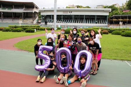 通算５００勝を達成し祝福される石井寛子（中央）