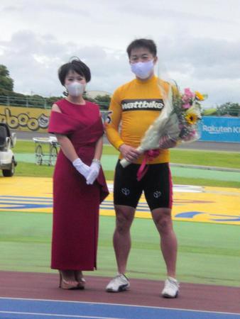 取手市ＰＲ大使で歌手のさくらまやから花束を受けた吉沢純平