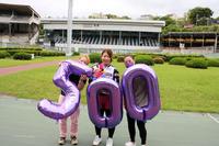 通算５００勝を達成した石井寛子（中央）と同期の梶田舞（左）、田仲敦子（右）