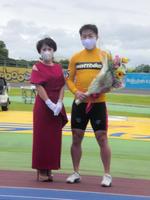 取手市ＰＲ大使で歌手のさくらまやから花束を受けた吉沢純平