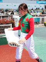 シゲルオトヒメで中京２Ｒを制した永島まなみ騎手＝中京競馬場