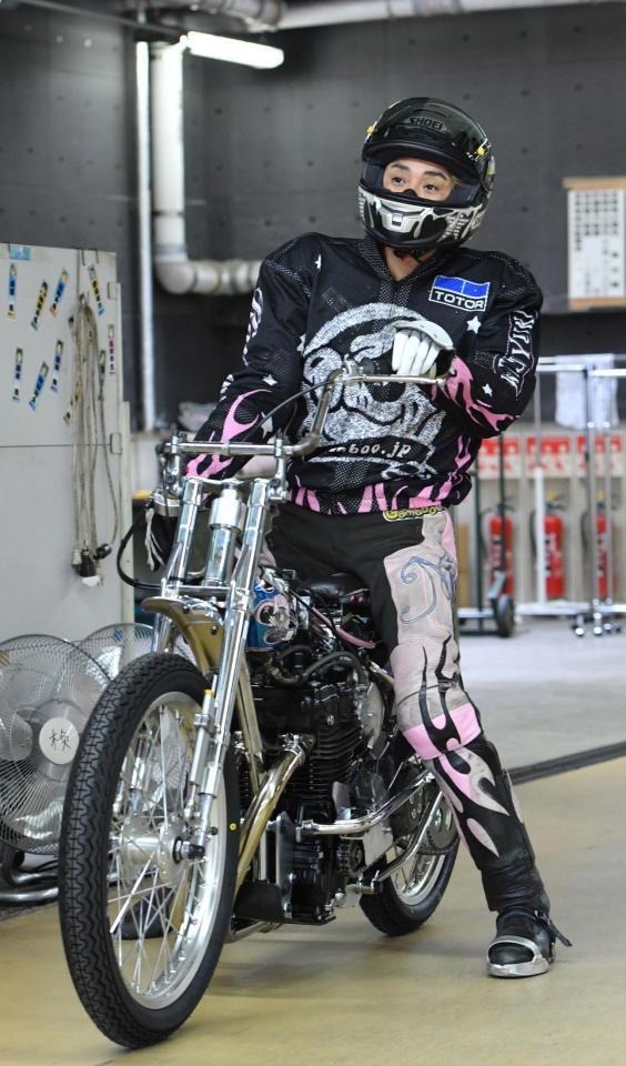 　走行練習に向かう森且行（撮影・佐々木彰尚）