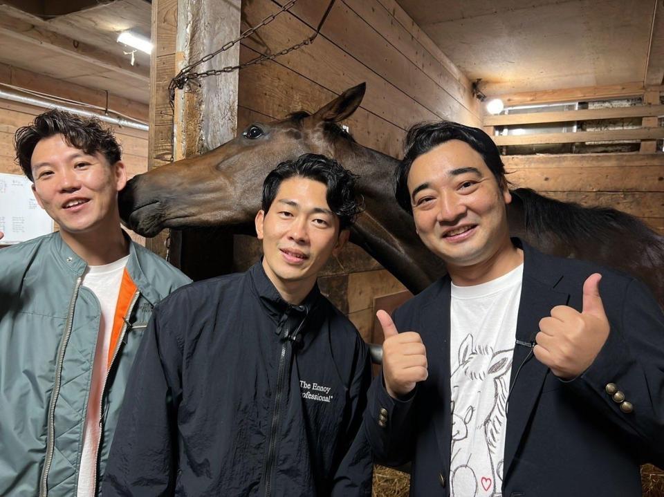 　愛馬の前に立つ（左から）おたけ、太田博久、斉藤慎二（本人のツイッターから）