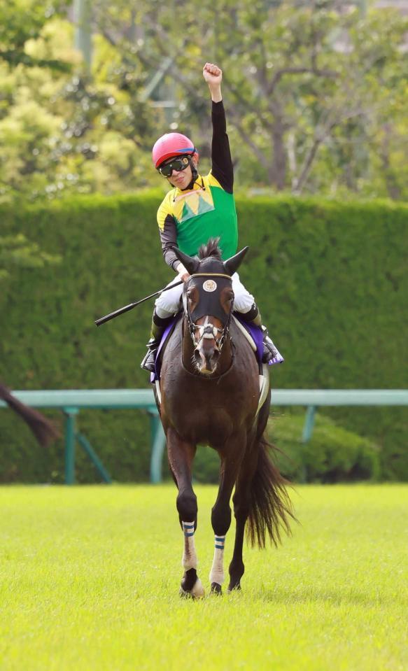 　こぶしを突き上げる横山和と力を見せつけたタイトルホルダー（撮影・石湯恒介）