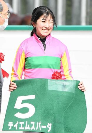 　テイエムスパーダでＣＢＣ賞を制し、笑顔を見せる今村聖奈