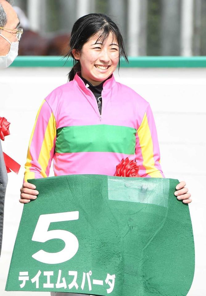 　テイエムスパーダでＣＢＣ賞を制し、笑顔を見せる今村聖奈