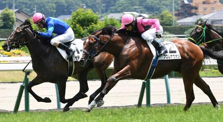 ３日の福島芝１８００ｍ新馬戦を勝ち上がったフロムナウオン（手前）