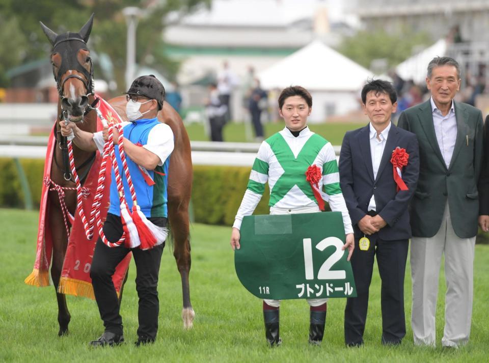 　函館２歳Ｓを制したブトンドールと鮫島駿（左から２人目）＝撮影・三好信也