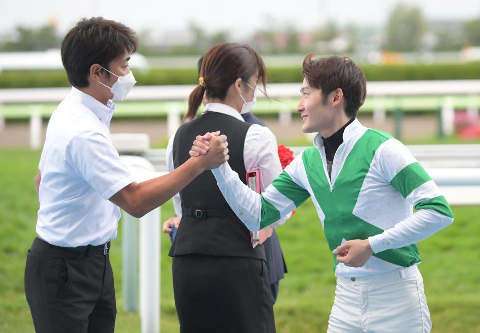 　ブトンドール函館２歳Ｓを制しがっちり握手する鮫島駿（右）と池添学師（撮影・三好信也）