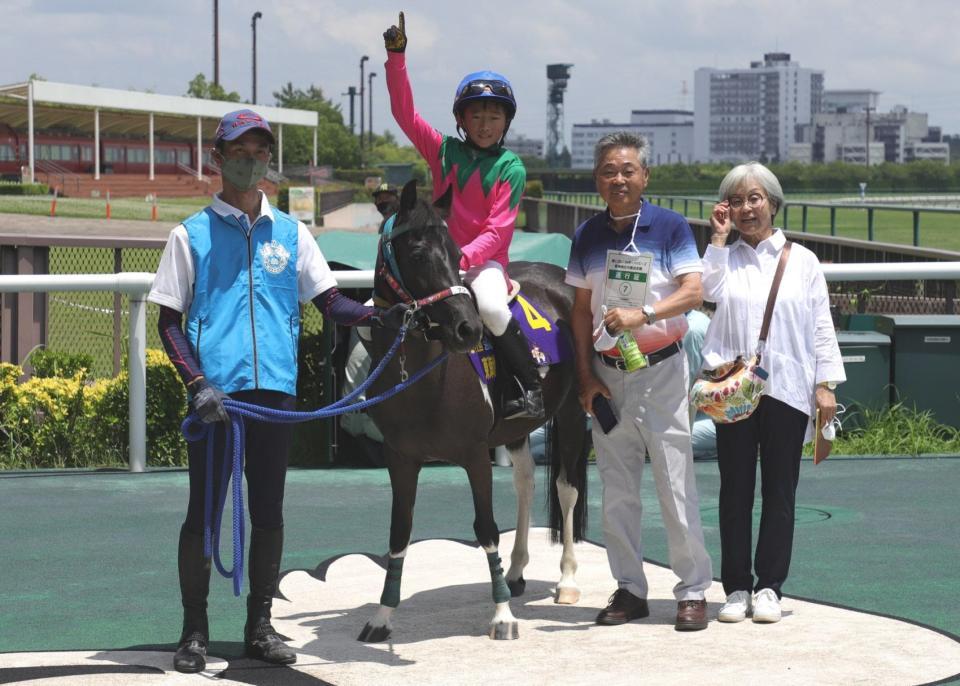 東海地区戦に優勝した池添陽さん（左から２人目）