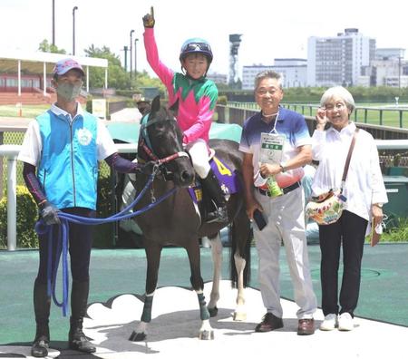 　東海地区戦で優勝した池添陽君（左から２人目）