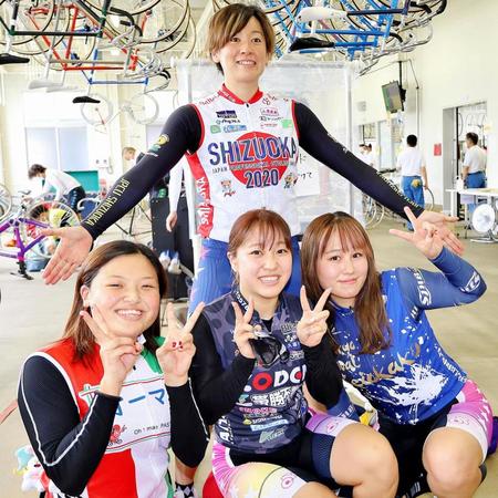 　今場所の和歌山競輪に参加した１２０期生４人（前列左から）西脇美唯奈、飯田風音、浜野咲（後列は）山口真未