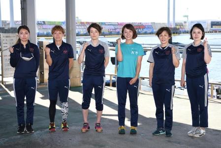 　ポーズを決める（左から）中村桃佳、松尾夏海、平高奈菜、西村美智子、山川美由紀、平山智加ら香川の選手