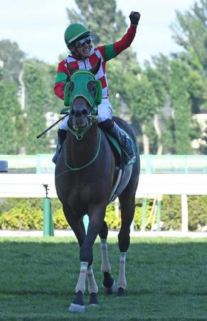 　フルデプスリーダーでエルムＳを制し笑顔でガッツポーズする丹内（撮影・三好信也）