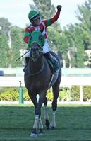 　フルデプスリーダーでエルムＳを制し笑顔でガッツポーズする丹内（撮影・三好信也）