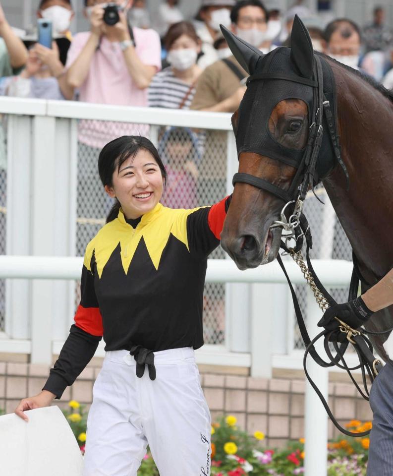 　ムーンスカイの力走をねぎらう今村聖奈＝新潟５Ｒ