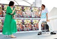 　西武園競輪でトークショー中の森且行（右）