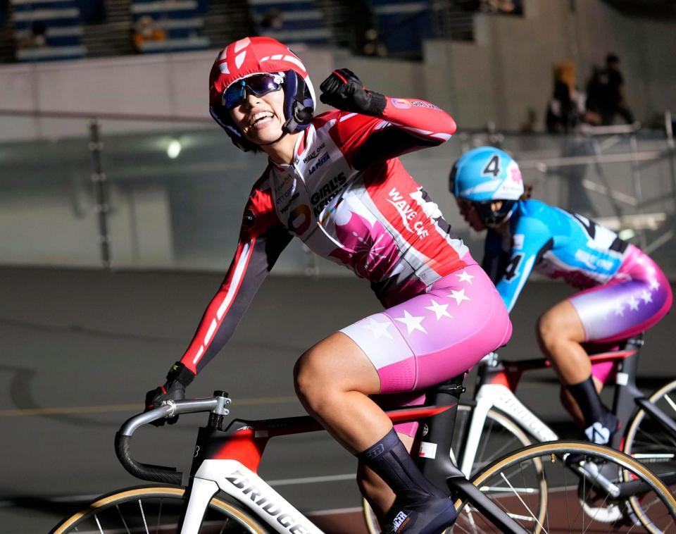 優勝しガッツポーズする佐藤水菜＝西武園競輪場