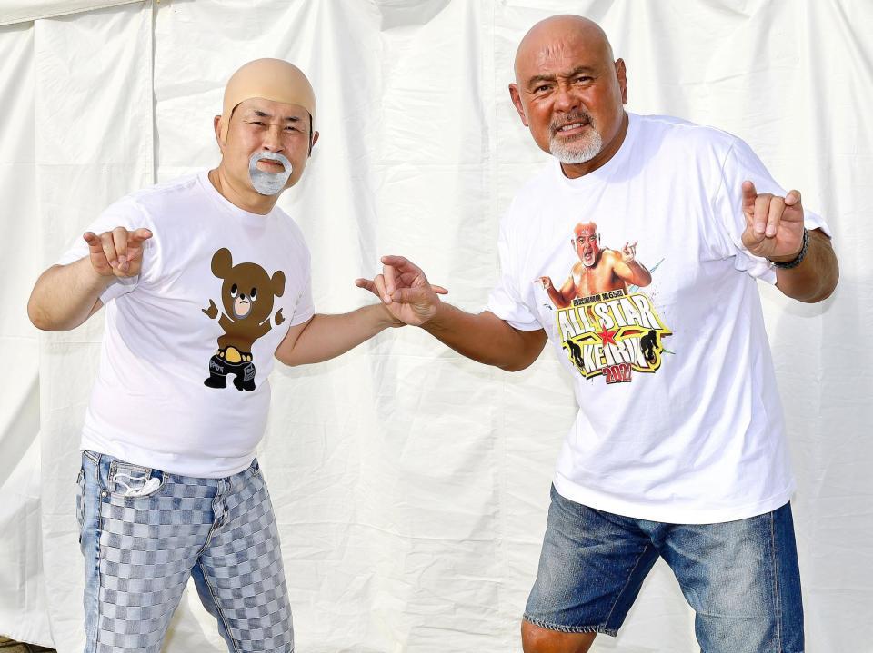 　西武園競輪でトークショーを行った武藤敬司（右）と神奈月