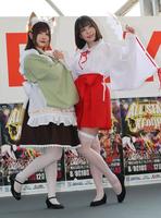 　コスプレイヤーイベントで写真撮影をする、すみれおじさん（左）とＲａｉａ