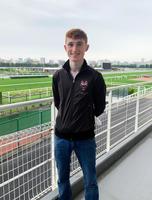 　川田の特製ジャージーを身にまとい、笑顔で意気込みを語ったイーガン