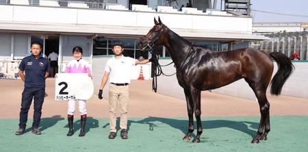 土曜小倉12Ｒをハッピーオーサムで制し、口取り式で笑みを浮かべる今村聖奈（左から２人目）