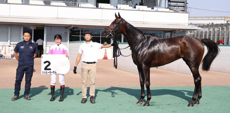 土曜小倉12Ｒをハッピーオーサムで制し、口取り式で笑みを浮かべる今村聖奈（左から２人目）