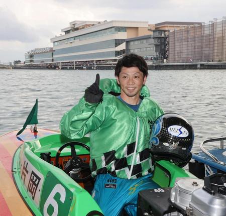 　ＳＧ初優勝を飾り笑顔を見せる片岡雅裕