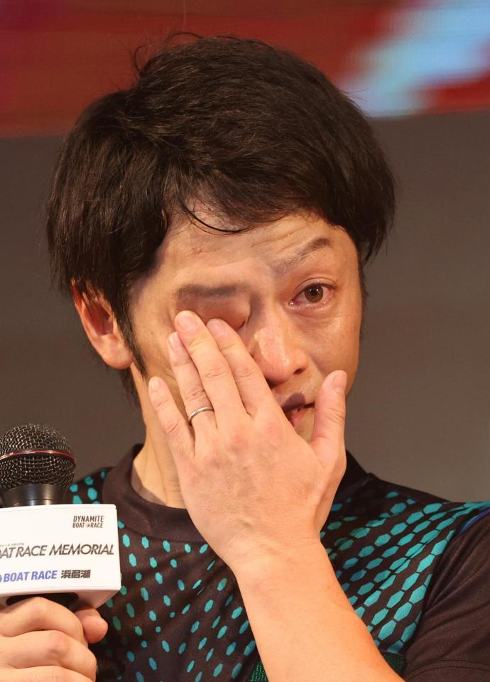 　優勝者インタビューで感極まる片岡雅裕
