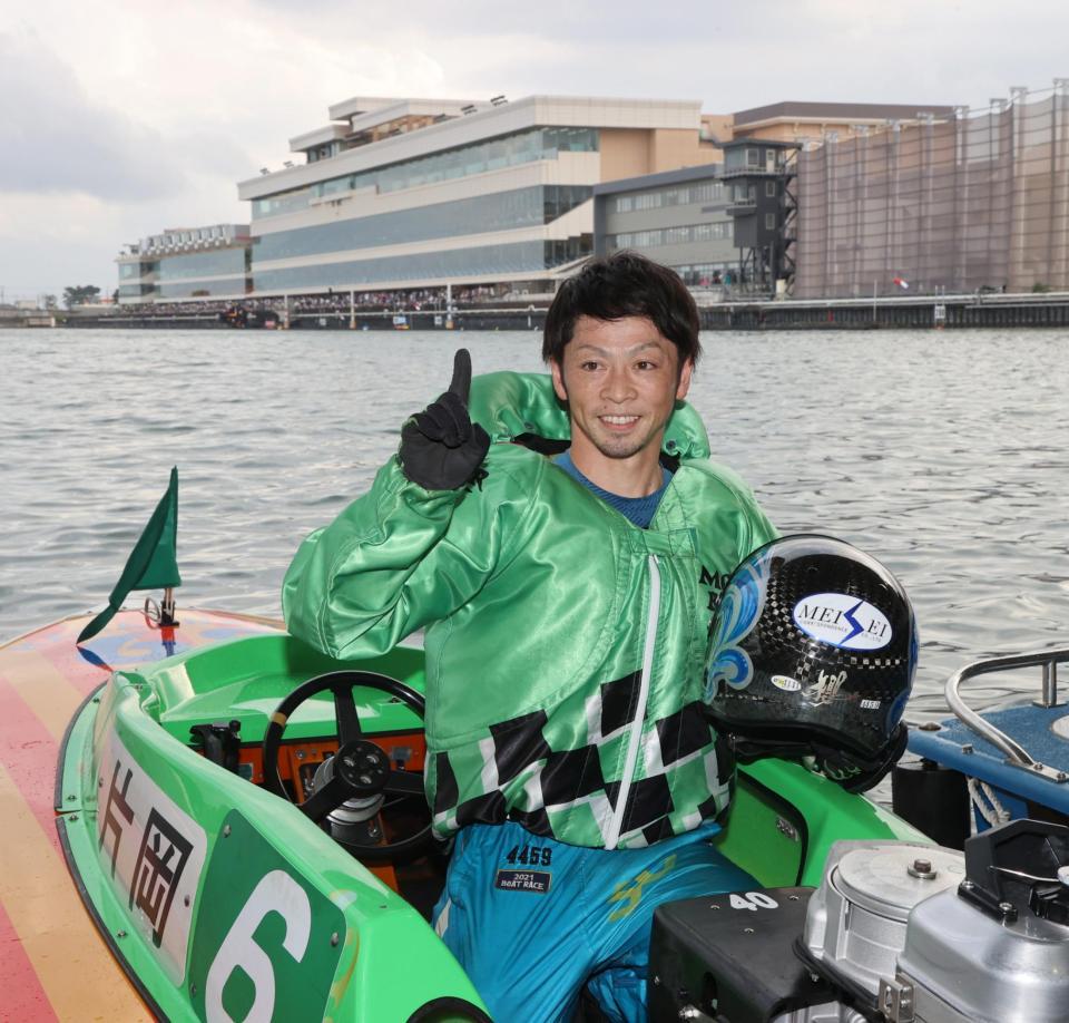 　ＳＧ初優勝を飾り笑顔を見せる片岡雅裕