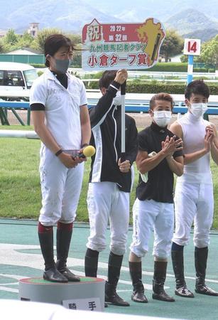 　九州競馬記者クラブ小倉ターフ賞を受賞した今村聖奈（左）