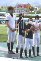 　九州競馬記者クラブ小倉ターフ賞を受賞した今村聖奈（左）