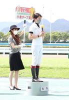 　九州競馬記者クラブ小倉ターフ賞を受賞した今村聖奈（右）