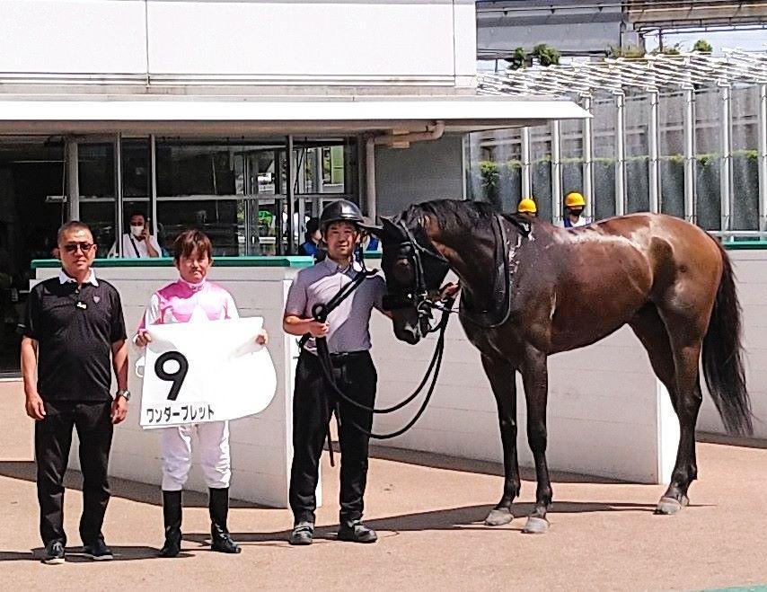 　今季初勝利の小牧太（左から２人目）