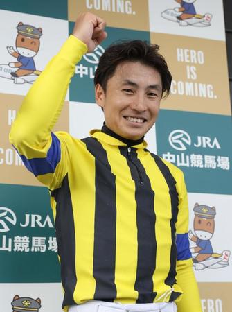 　ファルコニアで京成杯ＡＨを制し、笑顔でガッツポーズする吉田隼